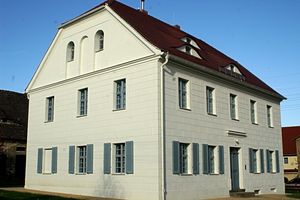 Historische Fassaden- und Dachgestaltung, baubegleitende Nebenarbeiten am Pfarrhaus 'Haus am See' in Tauchritz